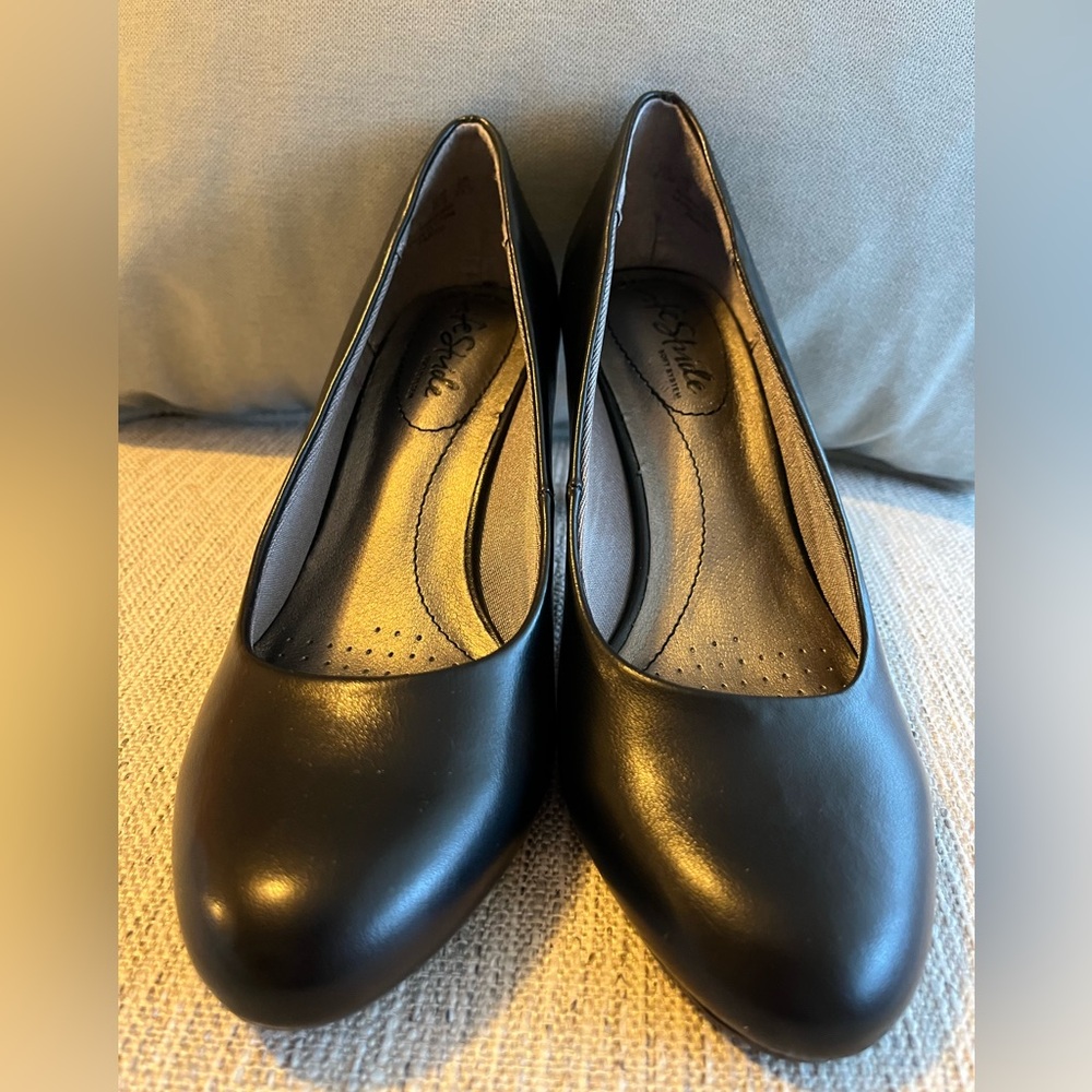 BLACK KITTEN HEELS